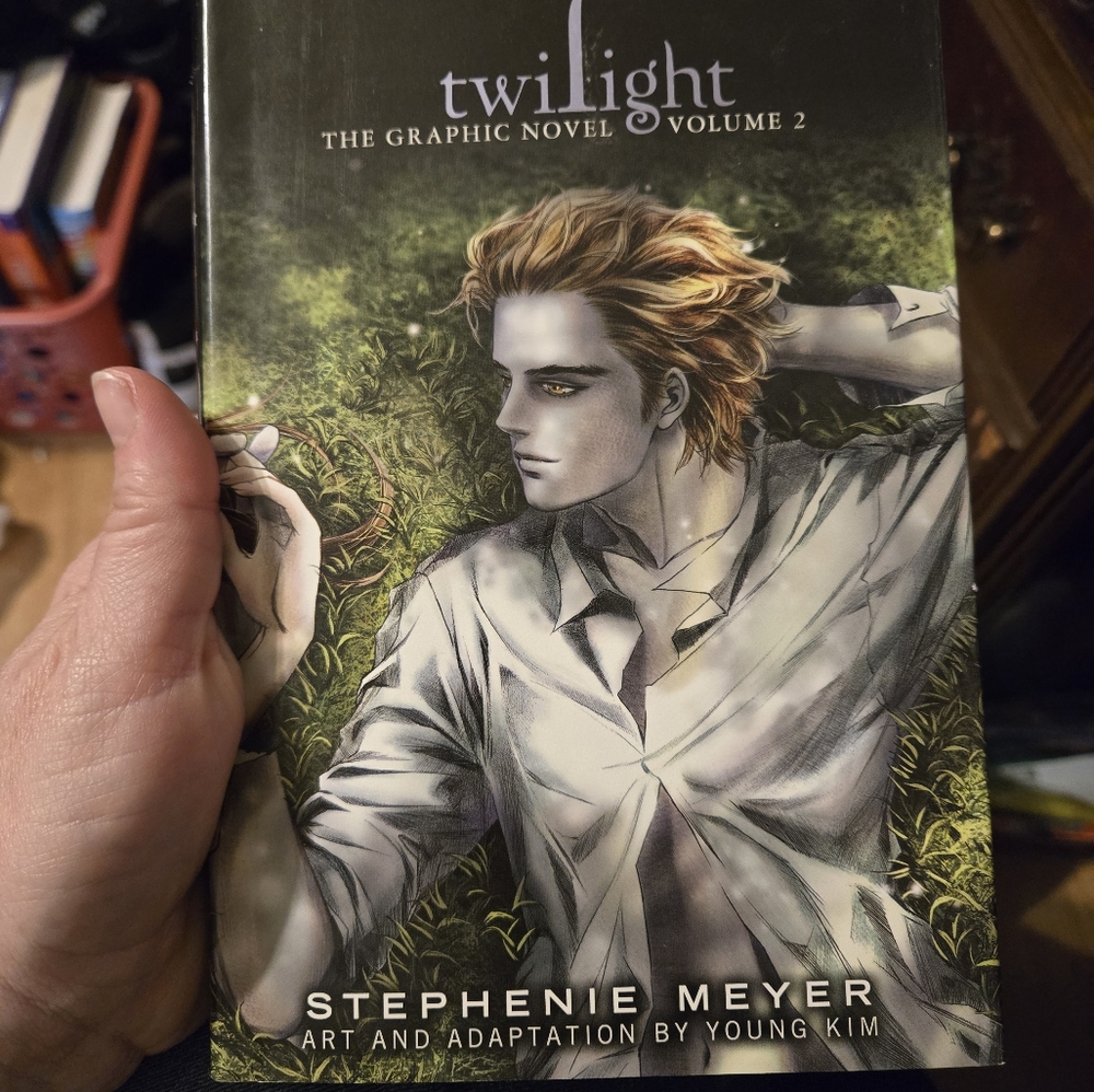 Twilight: The Graphic Novel Volume 2